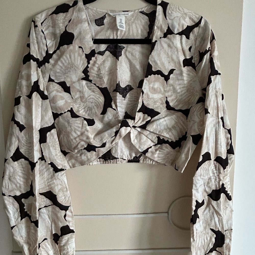 H&M Monochrome Shell Pattern Crop Top